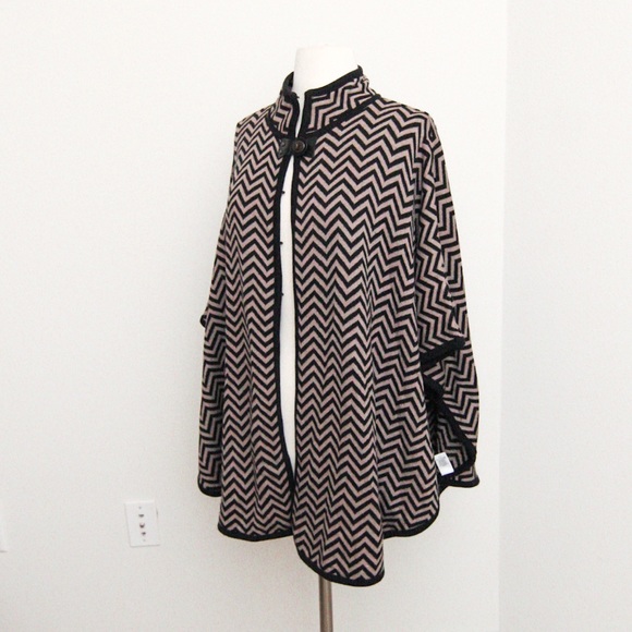 LIZ CLAIBORNE Cape - Picture 6 of 7